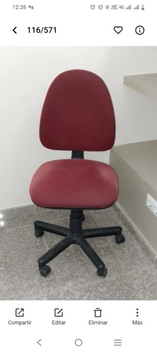 Silla de oficina roja y negra