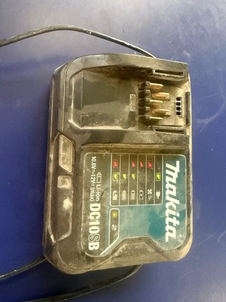 Cargador Makita DC10SB 10.8V-12V