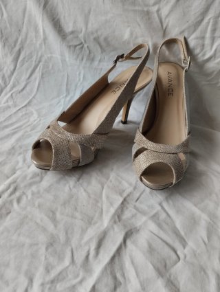 Sandalias doradas AVANCE tacón fino 9 cm