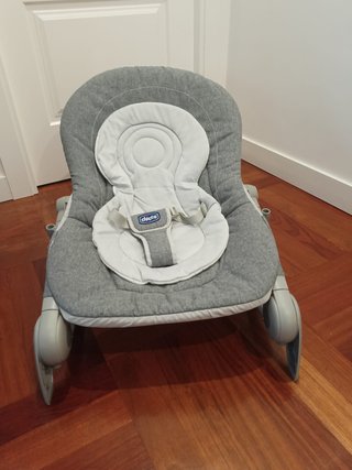Hamaca Chicco Hooplà gris con arco de juegos