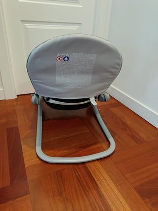 Hamaca Chicco Hooplà gris con arco de juegos