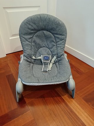 Hamaca Chicco Hooplà gris con arco de juegos