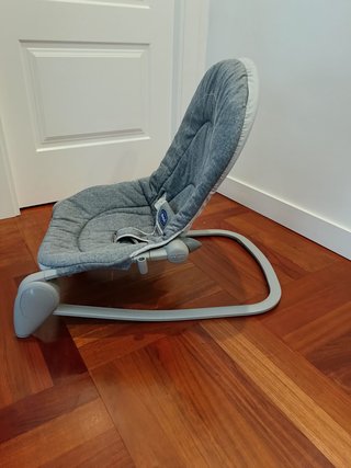 Hamaca Chicco Hooplà gris con arco de juegos