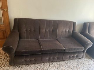 Sofá y sillones marrones