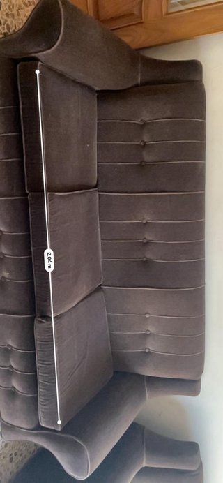 Sofá y sillones marrones