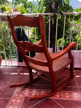 mecedora de madera de pino modelo rondeño