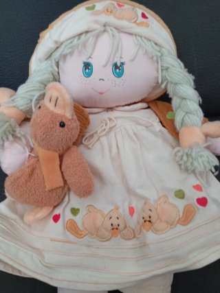 Muñeca de trapo con peluche