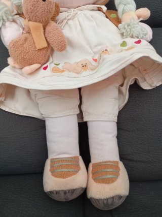 Muñeca de trapo con peluche