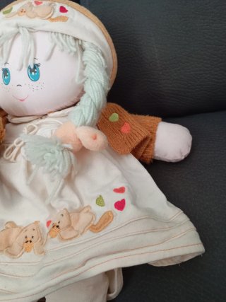 Muñeca de trapo con peluche