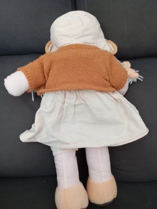 Muñeca de trapo con peluche