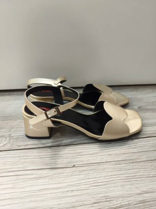 Sandalias de tacón de piel doradas