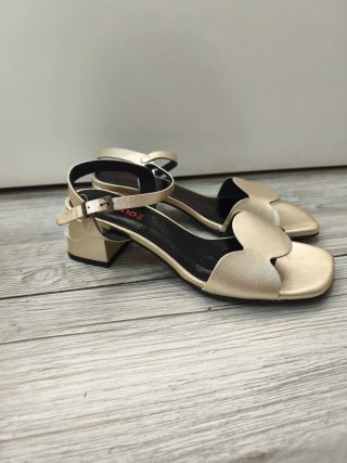 Sandalias de tacón de piel doradas