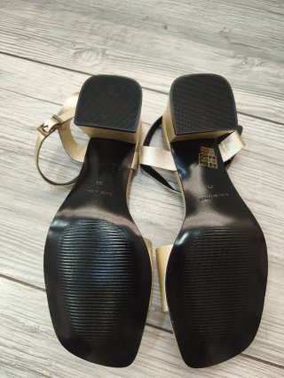 Sandalias de tacón de piel doradas