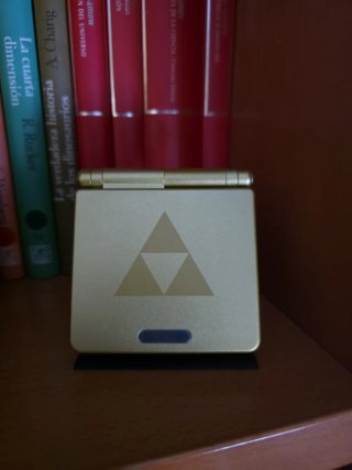 Expositores Game Boy SP y xbox Dorada