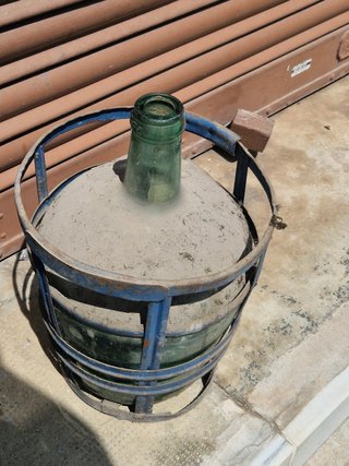 Garrafa antigua de vidrio con soporte