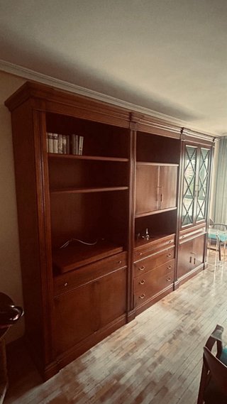 Mueble de salón de madera con vitrina