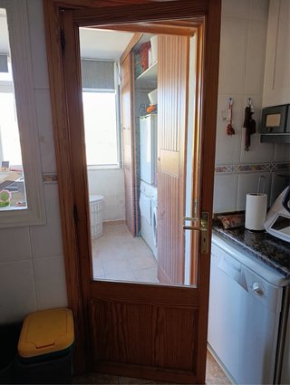 Puerta madera con cristal y lisas