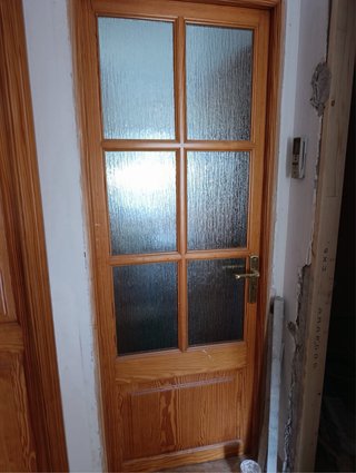 Puerta madera con cristal y lisas