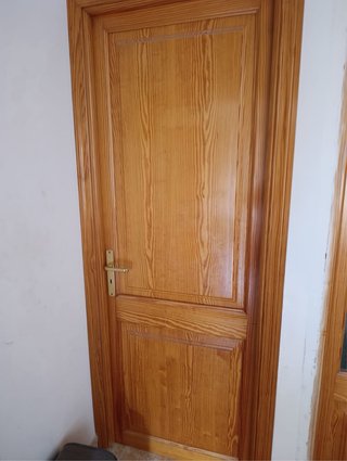 Puerta madera con cristal y lisas