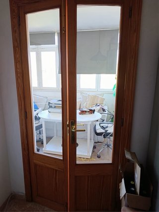 Puerta madera con cristal y lisas
