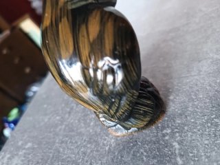 Búho de cerámica artesanal sobre roca