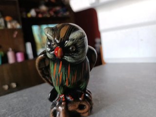 Búho de cerámica artesanal sobre roca