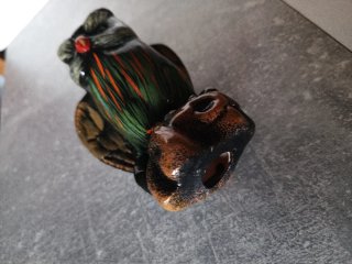 Búho de cerámica artesanal sobre roca