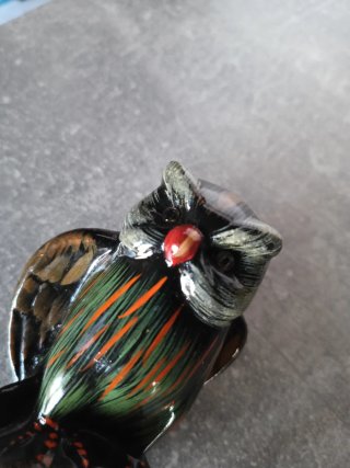 Búho de cerámica artesanal sobre roca