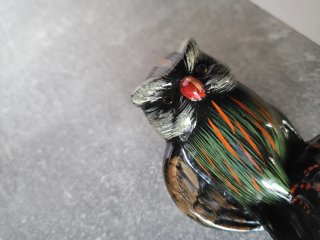 Búho de cerámica artesanal sobre roca