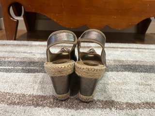 Zuecos Aedo Talla 38 Cuña