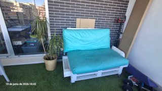 Sofá de terraza azul y blanco