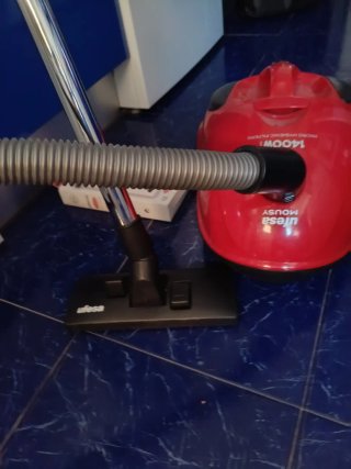 Aspiradora Ufesa Roja 1400W