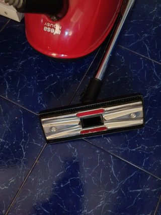 Aspiradora Ufesa Roja 1400W