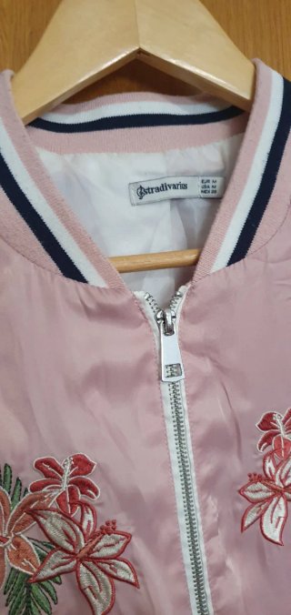 Chaqueta Stradivarius Rosa y Blanca