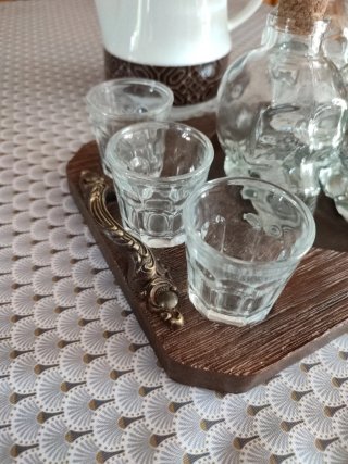 Botellas calavera, bandeja y vasos chupito +regalo