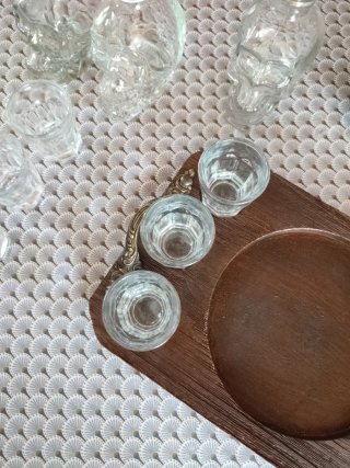 Botellas calavera, bandeja y vasos chupito +regalo