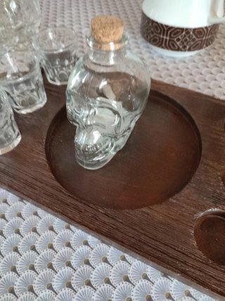 Botellas calavera, bandeja y vasos chupito +regalo