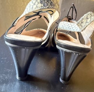 Zapatos piel serpiente.