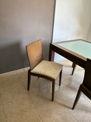 Mesa de comedor con 4 sillas