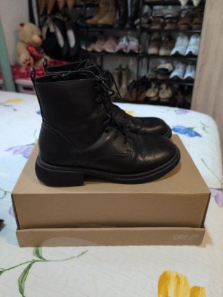 Botines negros con cremallera de piel.