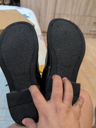 Botines negros con cremallera de piel.