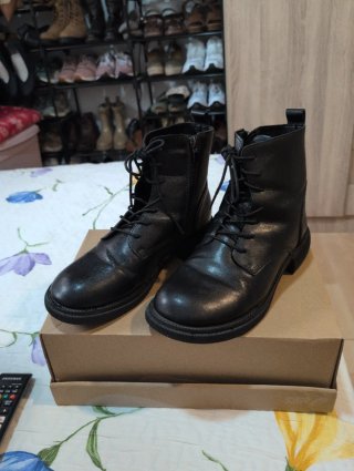 Botines negros con cremallera de piel.