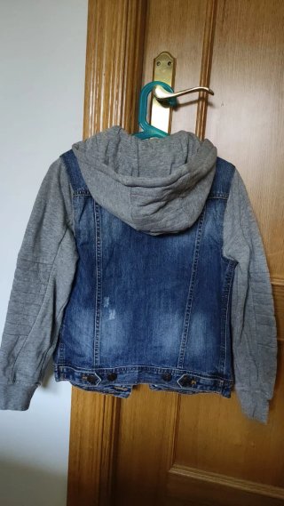 Cazadora vaquera con capucha