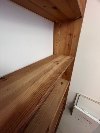 Estantería de madera maciza