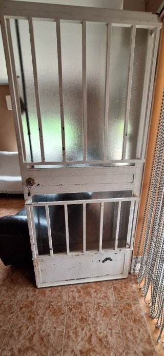 Puerta de hierro con seguridad.