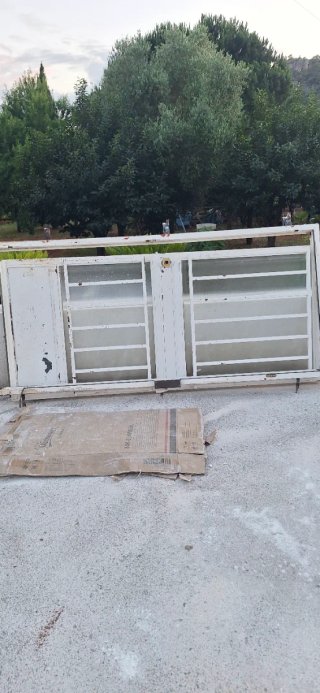 Puerta de hierro con seguridad.