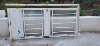 Puerta de hierro con seguridad.