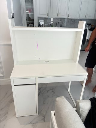 Escritorio blanco con estante