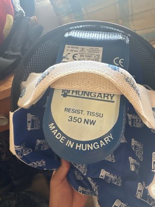 Casco, peto, guante y sistema de esgrima