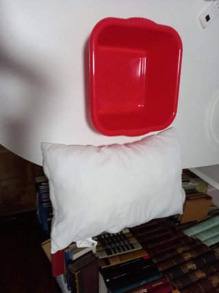 Relleno de cojín blanco y recipiente rojo